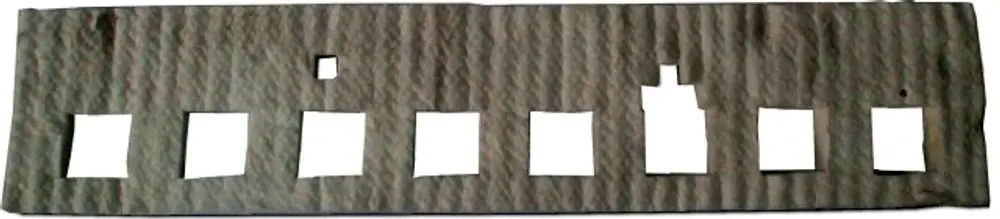 Wärmedämmplatte mit mehreren rechteckigen Aussparungen, aus einem grauen Material. Verwendung in Heizsystemen, hergestellt von Wolf.
